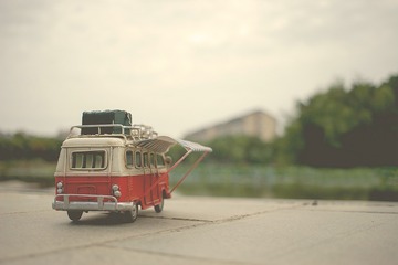 891228