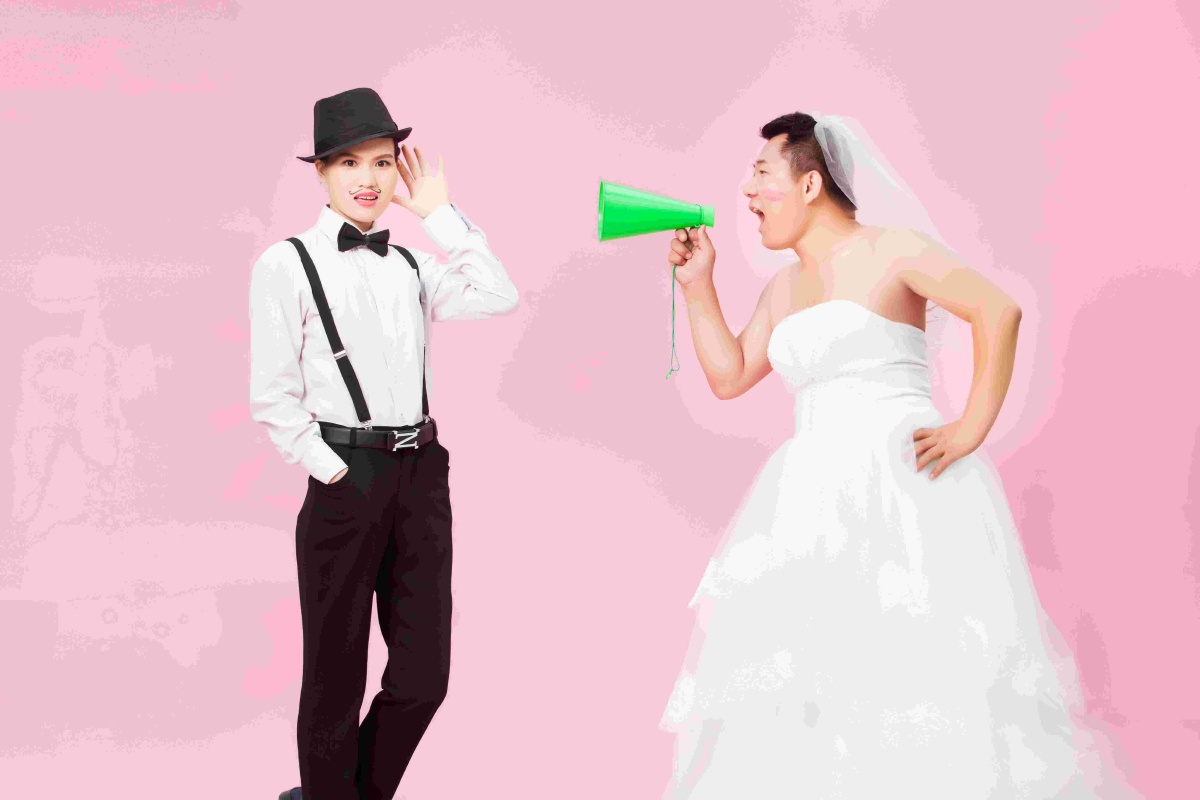 近日一组80后夫妻反串婚纱照爆红网络