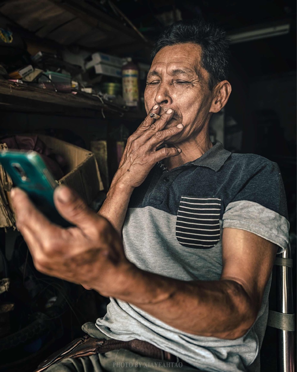 岁月静好让我刷个朋友圈抽根烟冷静冷静