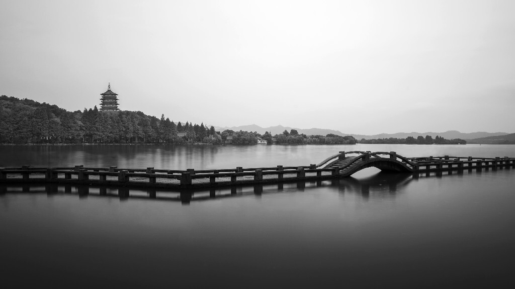 雷峰塔与长桥<br />
长桥上常年人满为患,我拍摄了很多张最后才通过后期处理得到了如水墨画般干净的画面。<br />
使用了ND1000长曝光<br />