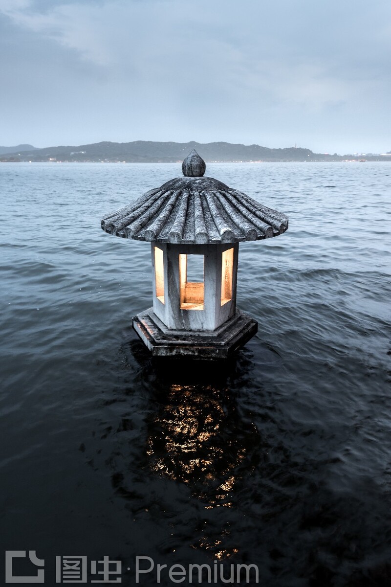 翠光亭<br />
亭静水动,天色渐晚,灯光微亮。