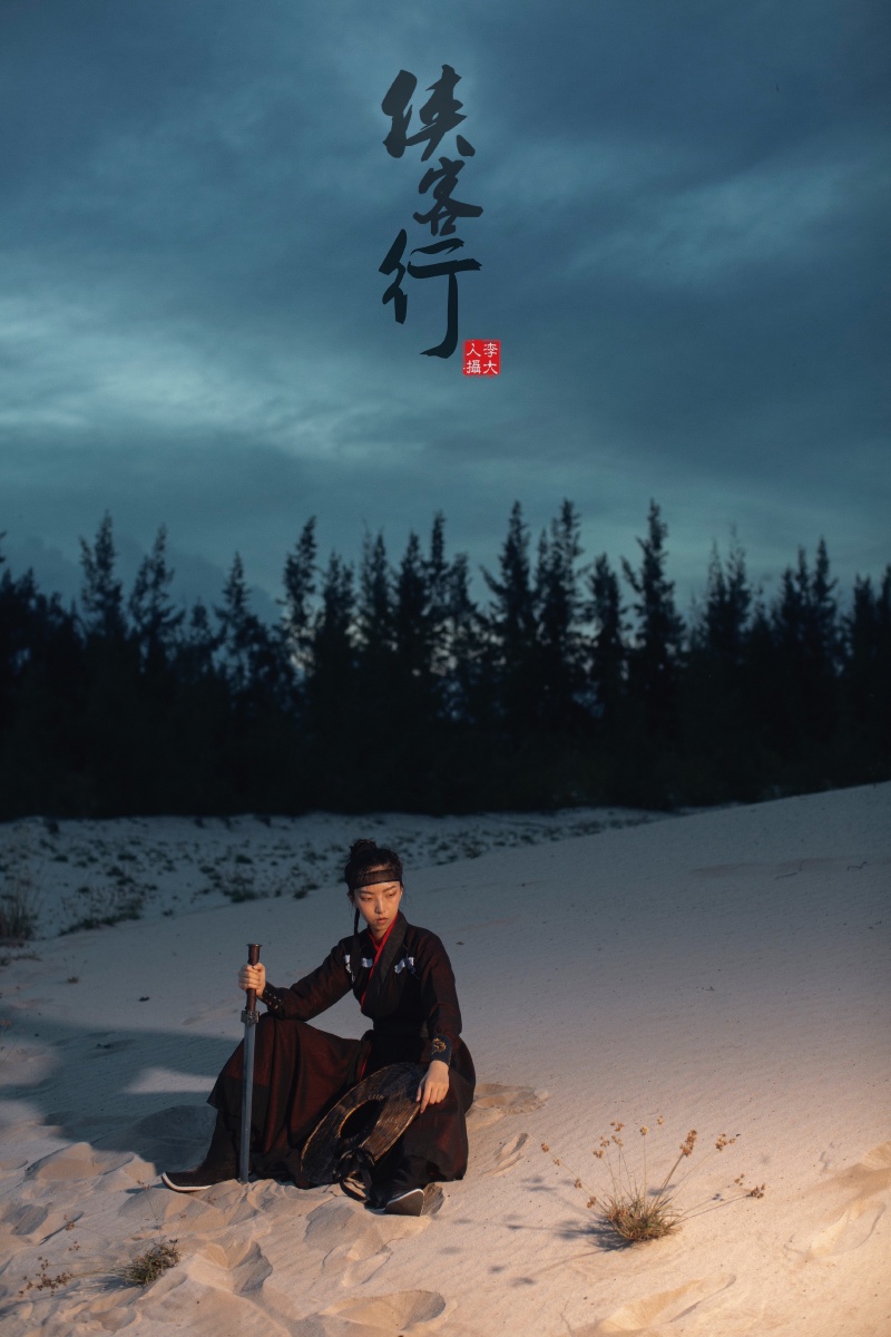 一人一剑大漠孤烟直黄昏落人影有人的地方就有江湖