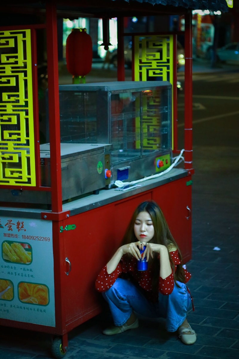 日子像是凌晨三点灯下的迷雾,极力营造出朦胧的美感,风一吹又什么都散