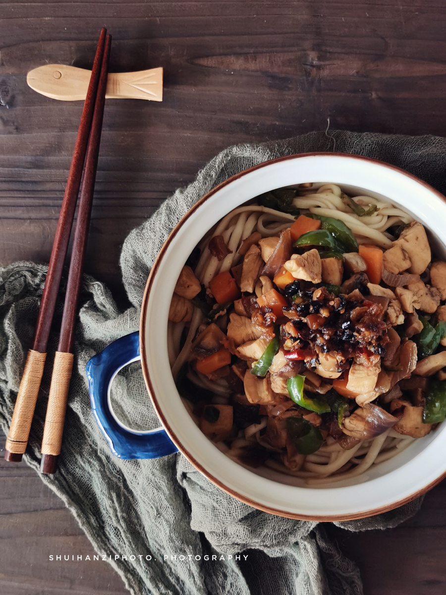 28早餐:香菇鸡丁拌面 水果茶.