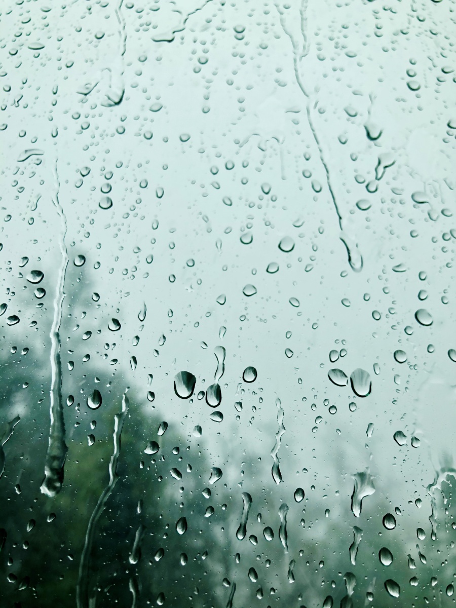 雨还在下像在说话,他敲我窗叮叮当当