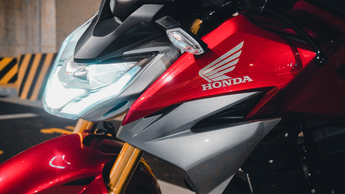 终于骑上了本田的梦想之翼套机头夜晚成像效果真的好一般哦我尽力了