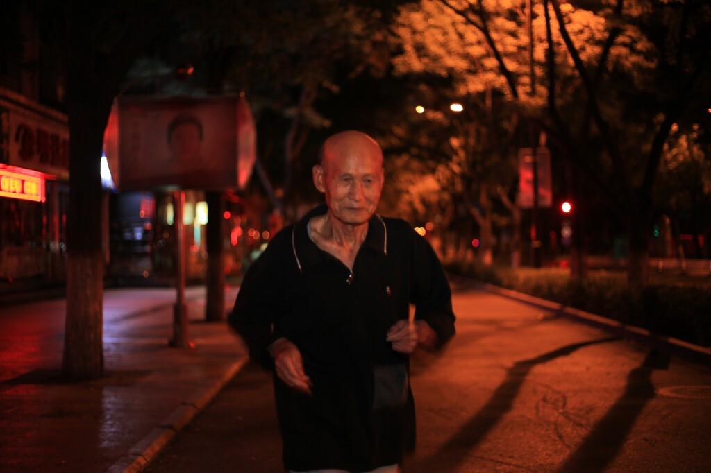 四点，老爷爷已经在这条街上晨跑二十年了，身体很硬朗。