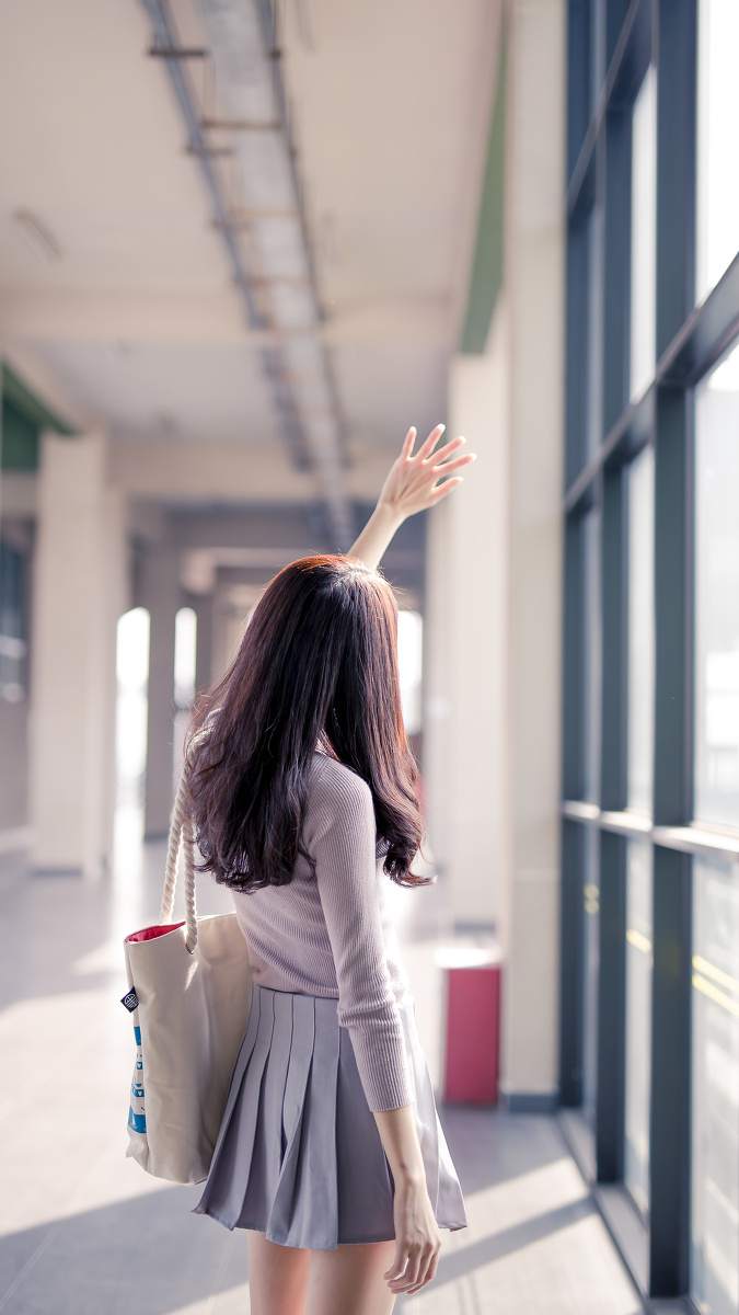少女怕日手遮阴