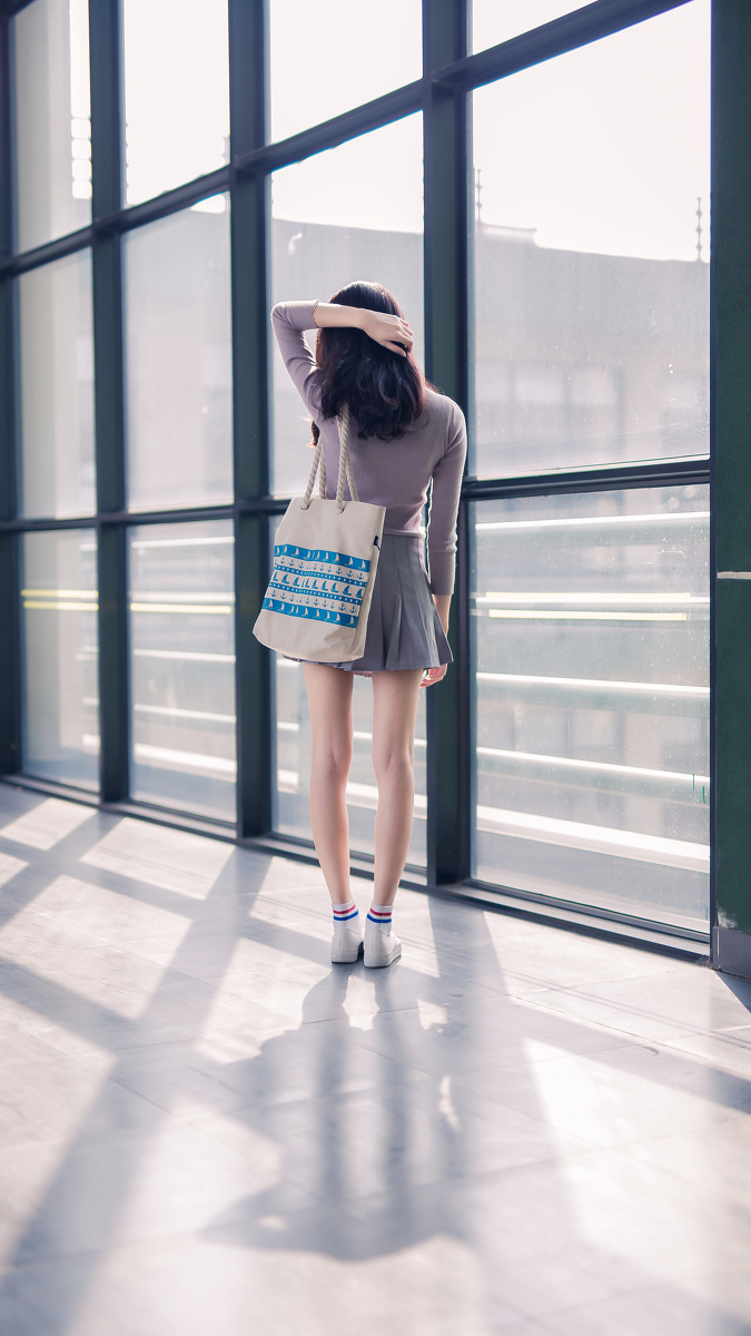 少女怕日手遮阴