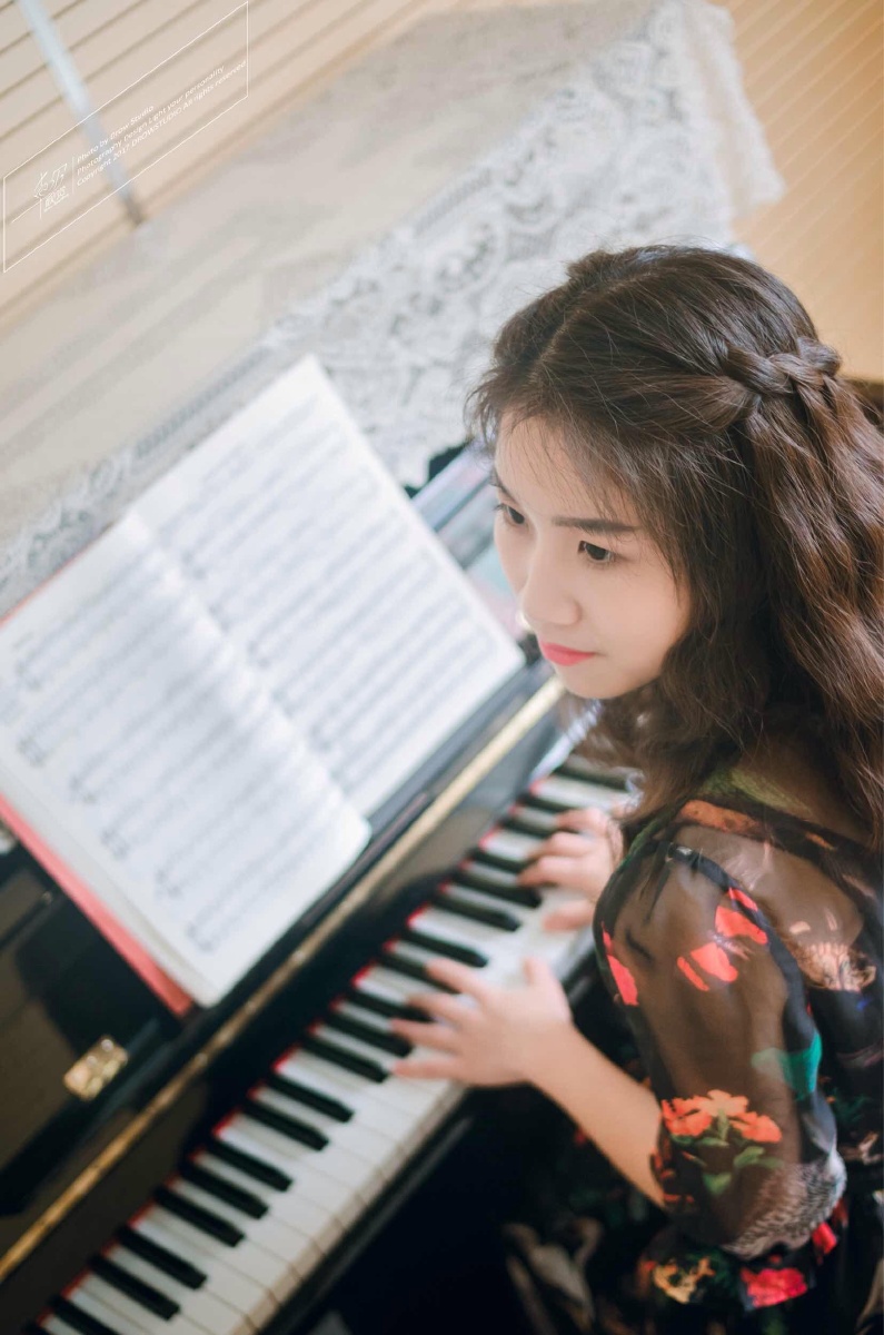钢琴上的少女