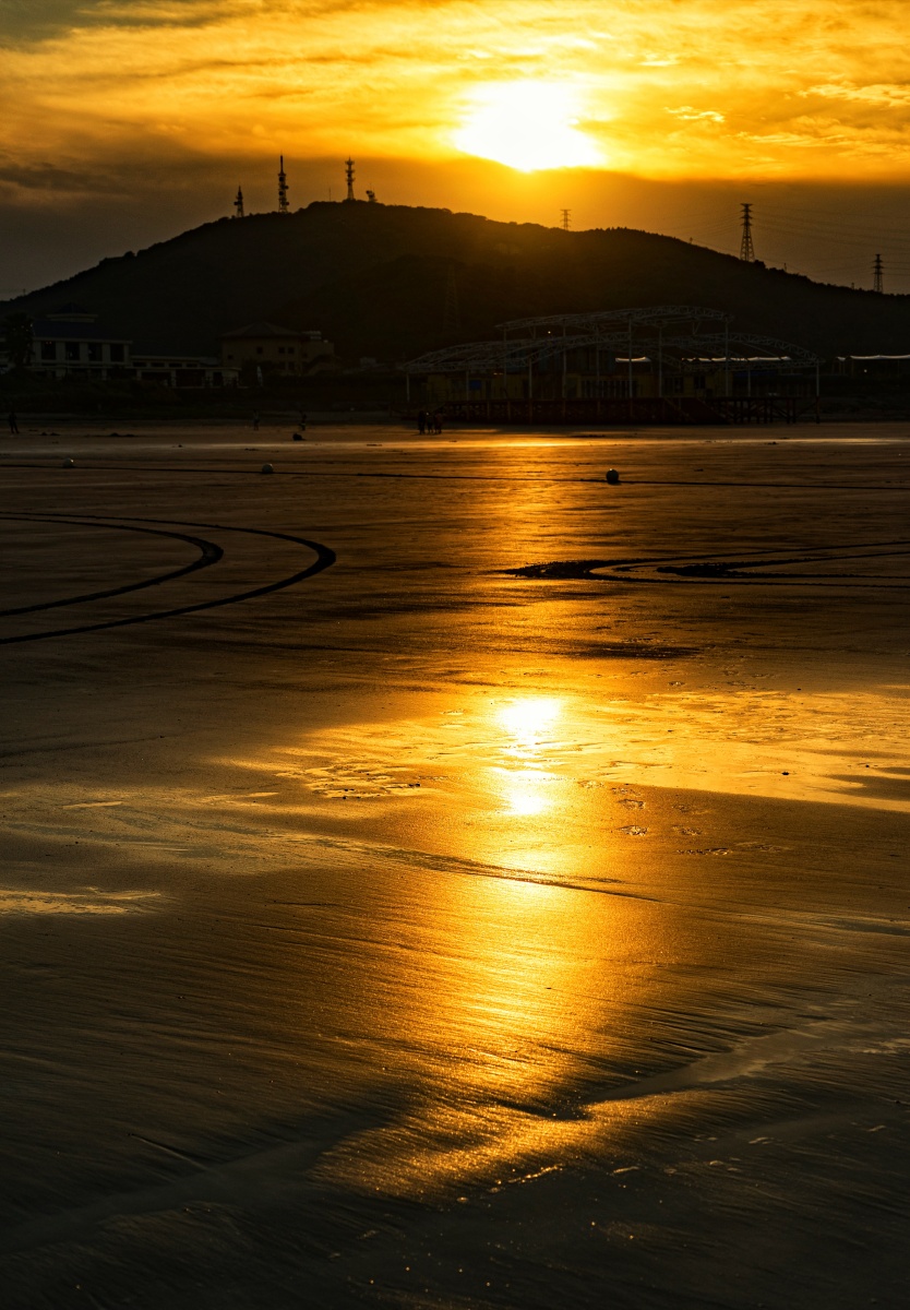 夕阳洒在滩涂上摄于浙江嵊泗列岛大基湖沙滩