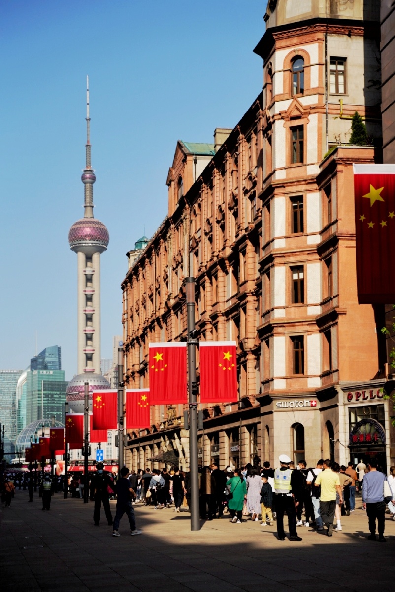 五一假期的上海南京路外滩