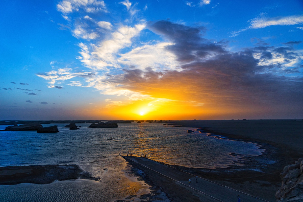 落日摄于青海乌素特水上雅丹地质公园