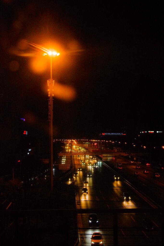 火车上  <br />
路过深夜的北京<br />
是目的之地<br />
也是车掠之地<br />
<br />
（故意将清晰度降低，那种稍显朦胧的感觉，像是来到了《深夜食堂》片头，孤独，微醉，也踏实地觉得最终一定会会重回温暖。）