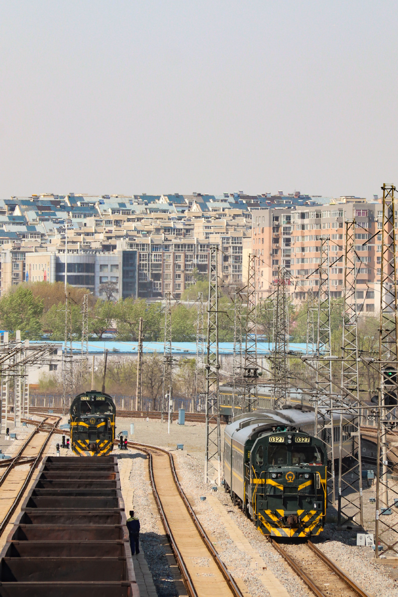 大连周水子站nd5货列与nd5空送客车交会