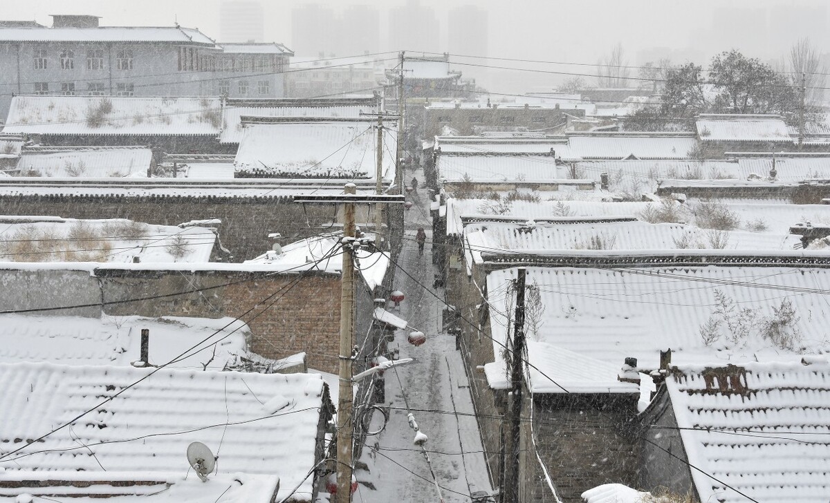 2017年1月7日拍摄于河北省张家口市桥西区堡子里。纷纷扬扬的大雪覆盖了老城区。