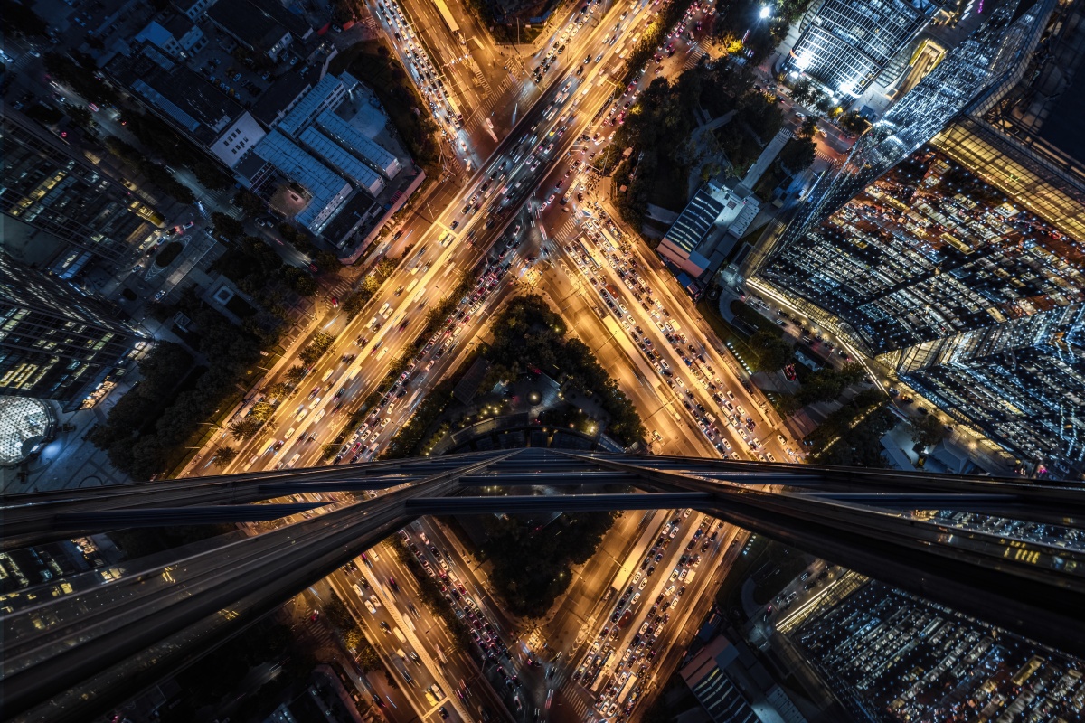 城市之巅车水马龙的夜晚