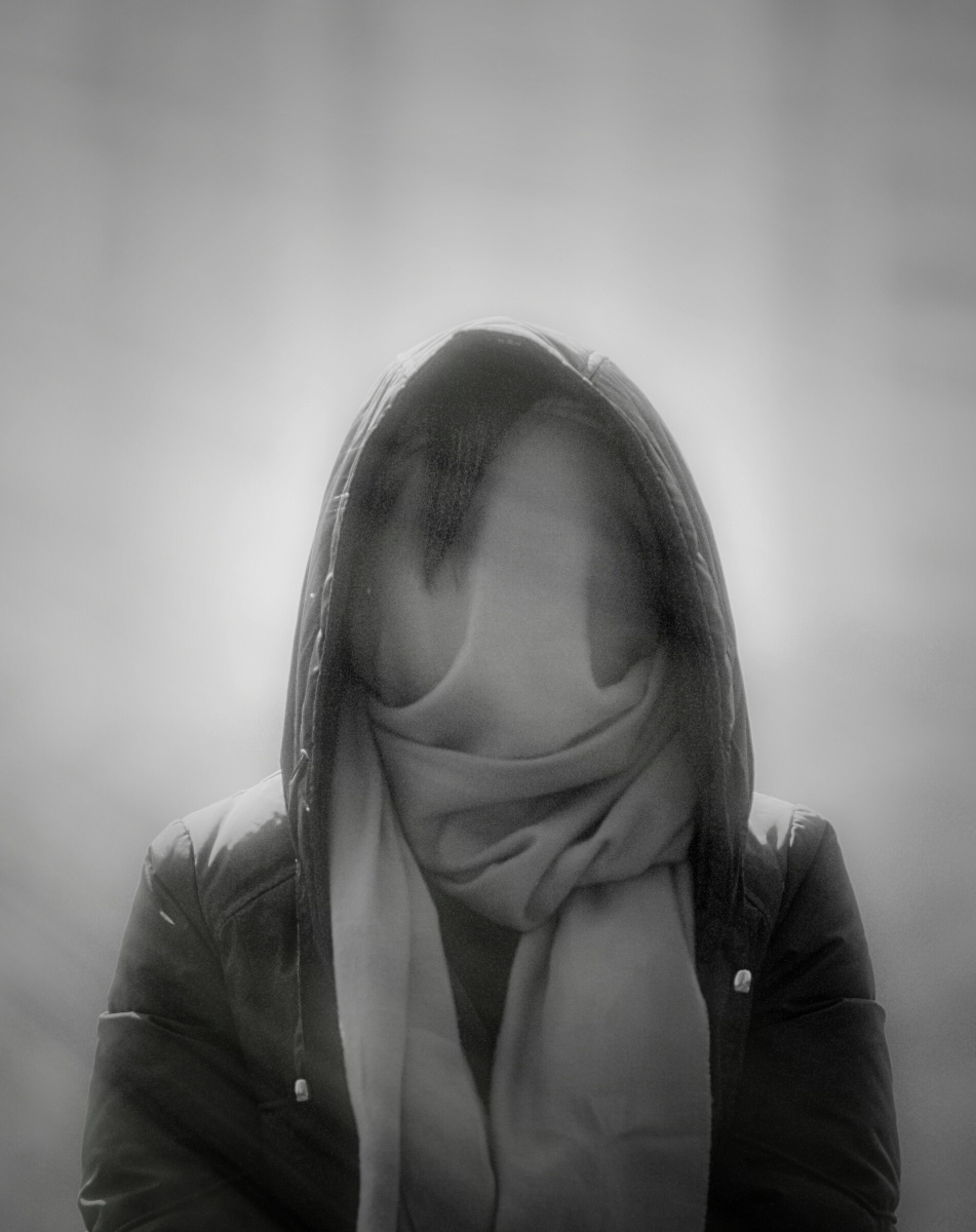 日光下的蒙面女