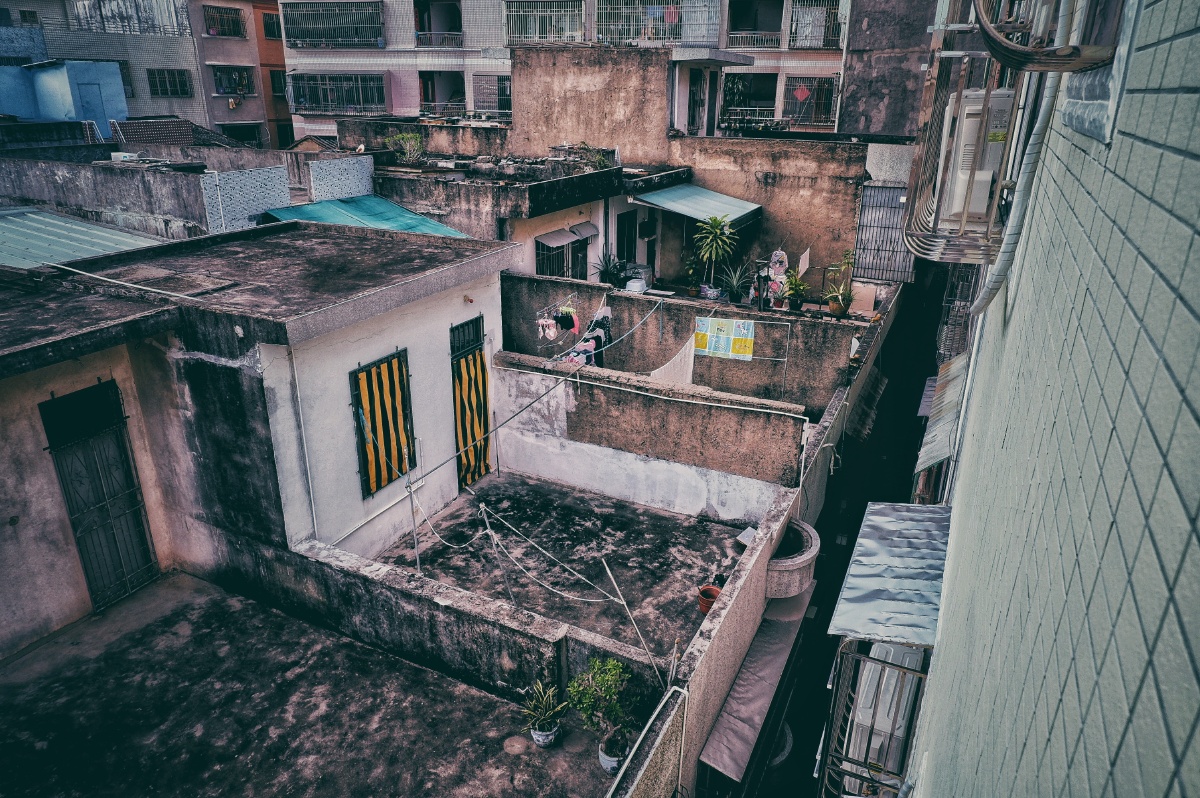 被包围的老旧房屋