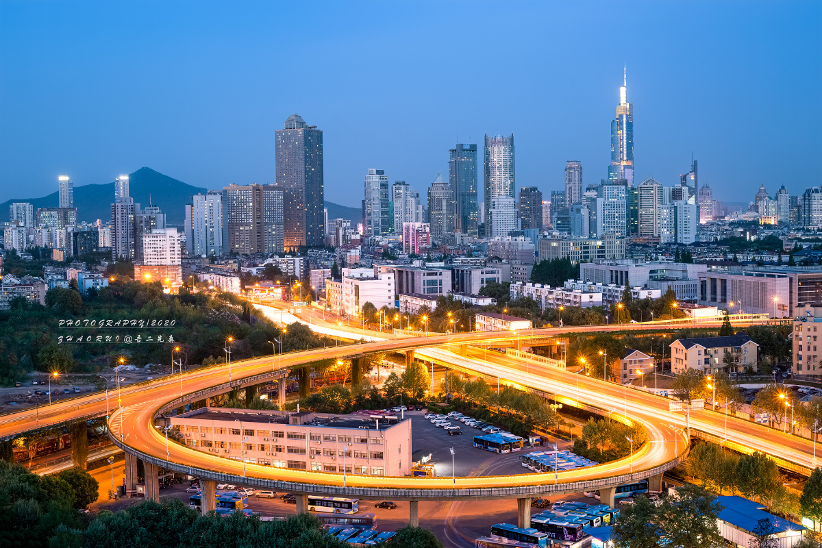 南京蓝经常去这里拍照喜欢这个城市的车水马龙高楼林立