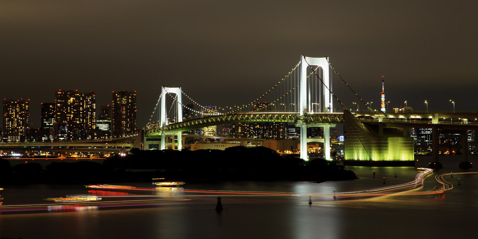 彩虹桥 br /> 位于东京台场的"彩虹桥"素来以浪漫著称,依偎