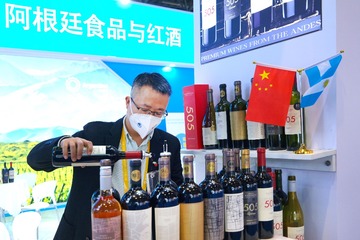 进博会上，阿根廷展商在进博会上准备红酒样品。光明日报记者郭俊锋摄