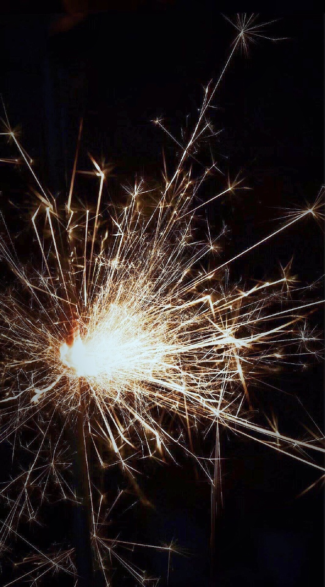 一根仙女棒可以燃烧9秒瞬间释放出180亿个火焰比银河系的星星还多所以