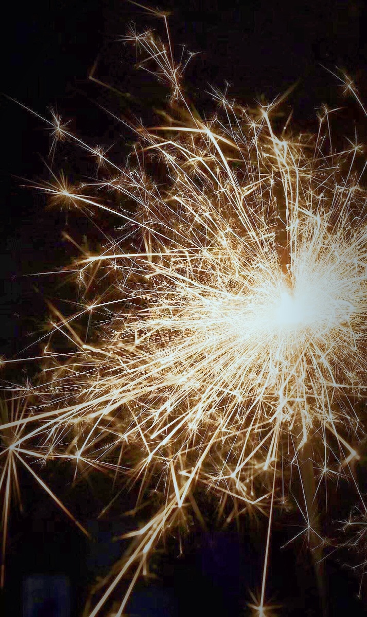 一根仙女棒可以燃烧9秒瞬间释放出180亿个火焰比银河系的星星还多所以