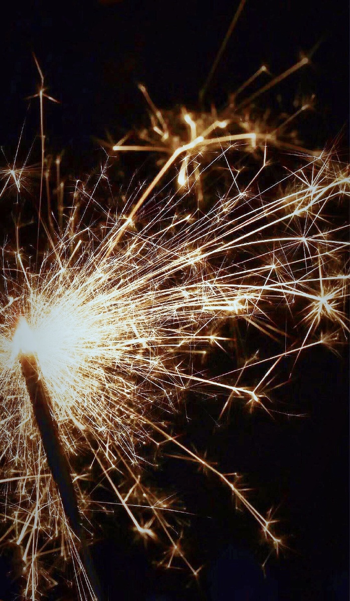 一根仙女棒可以燃烧9秒瞬间释放出180亿个火焰比银河系的星星还多所以