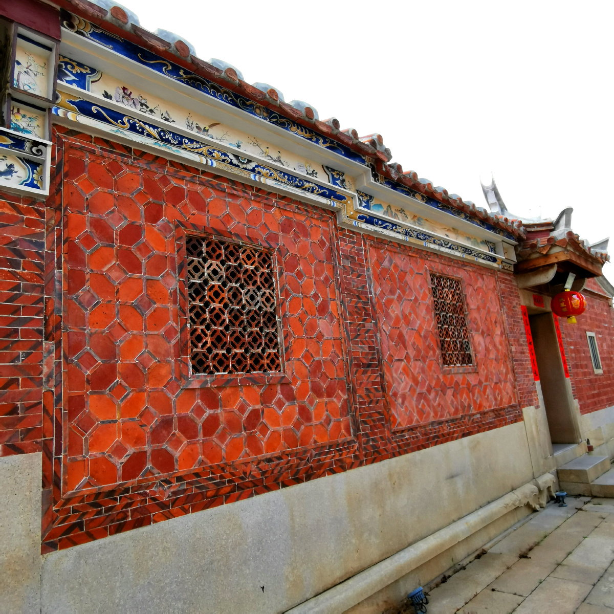 闽南红古大厝与现代楼房融为一体