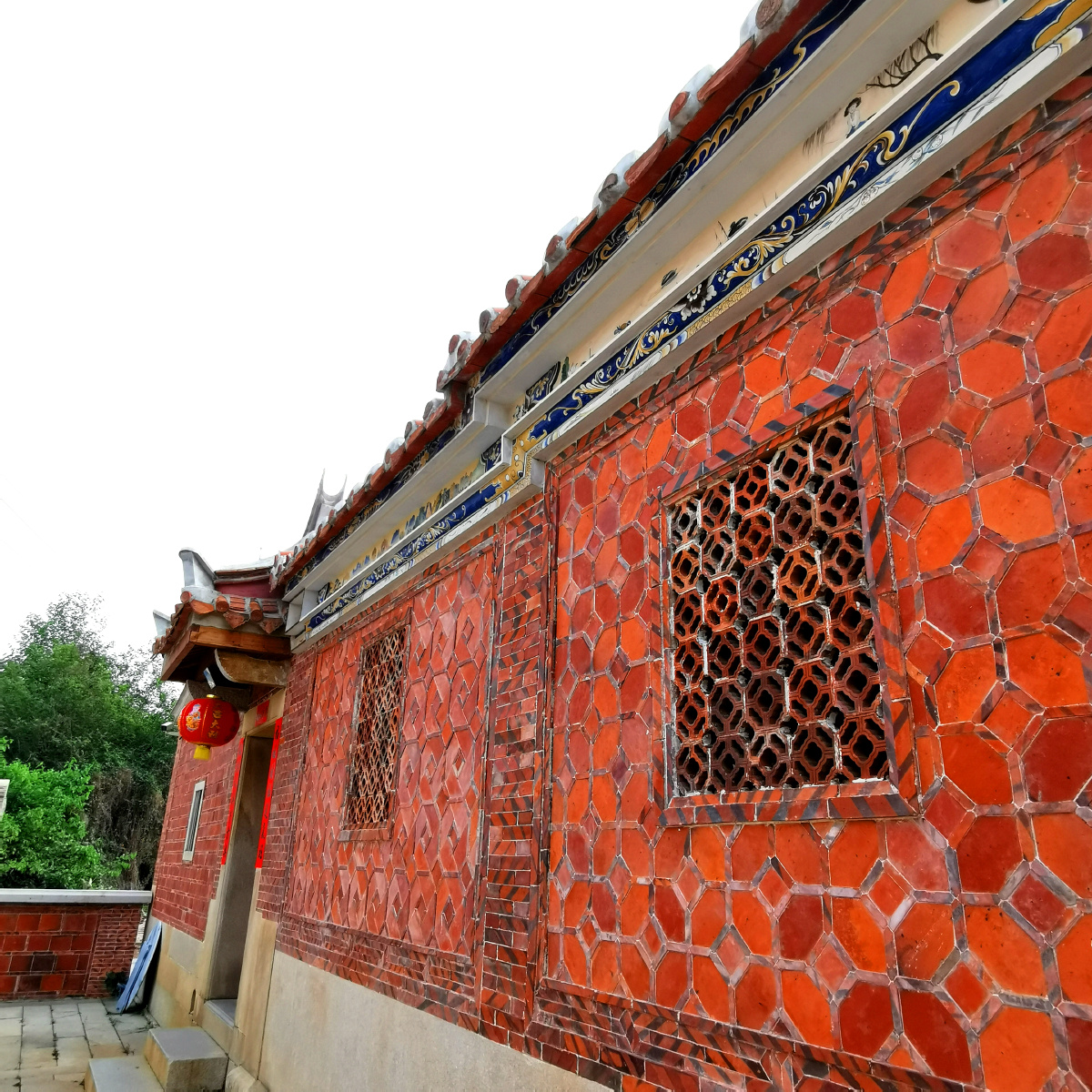 闽南红古大厝与现代楼房融为一体