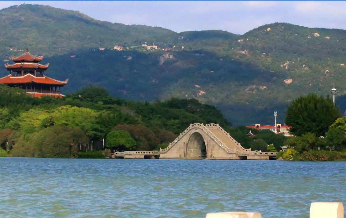 泉州西湖公园欲比杭州西子媲美背靠秋日红叶清源山湖在城中湖在山脚下