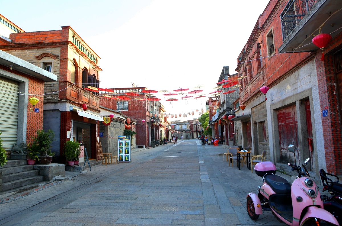 宋代泉州洛阳桥时下天气还是炎炎热日晚上古桥古街是人们纳凉好去处