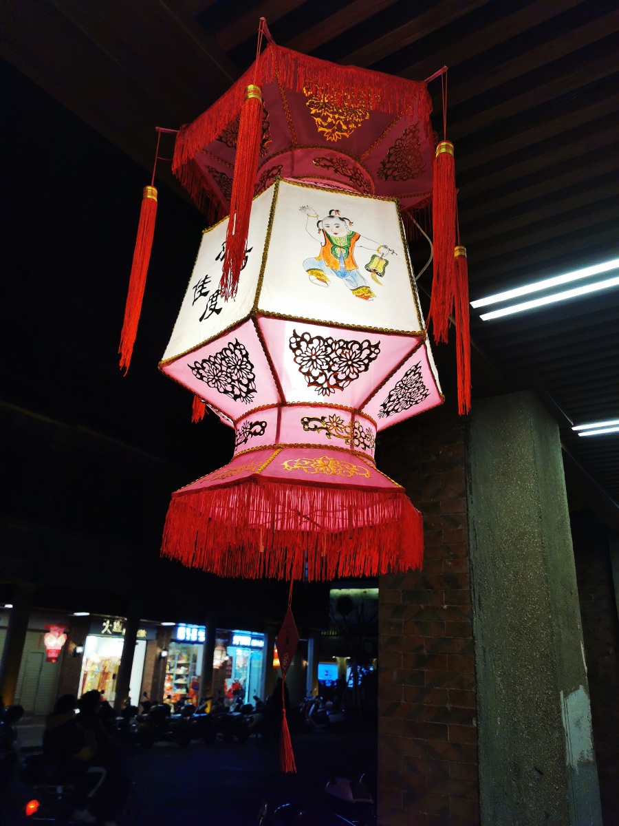 虎年春节脚步临近古城中山路花灯添彩