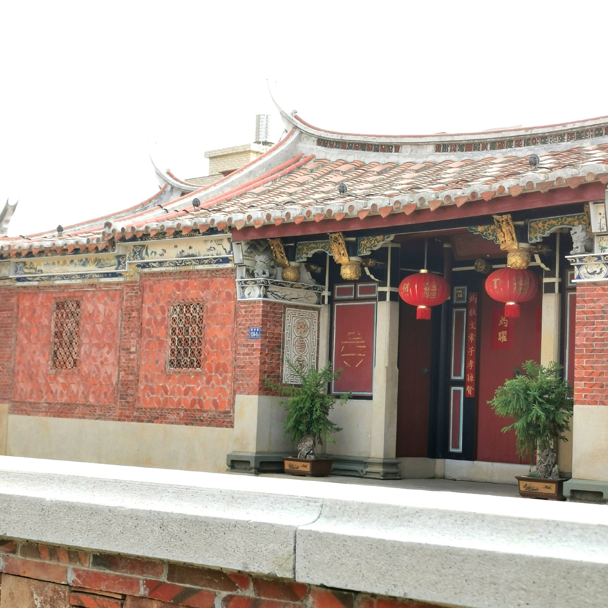 闽南红古大厝与现代楼房融为一体