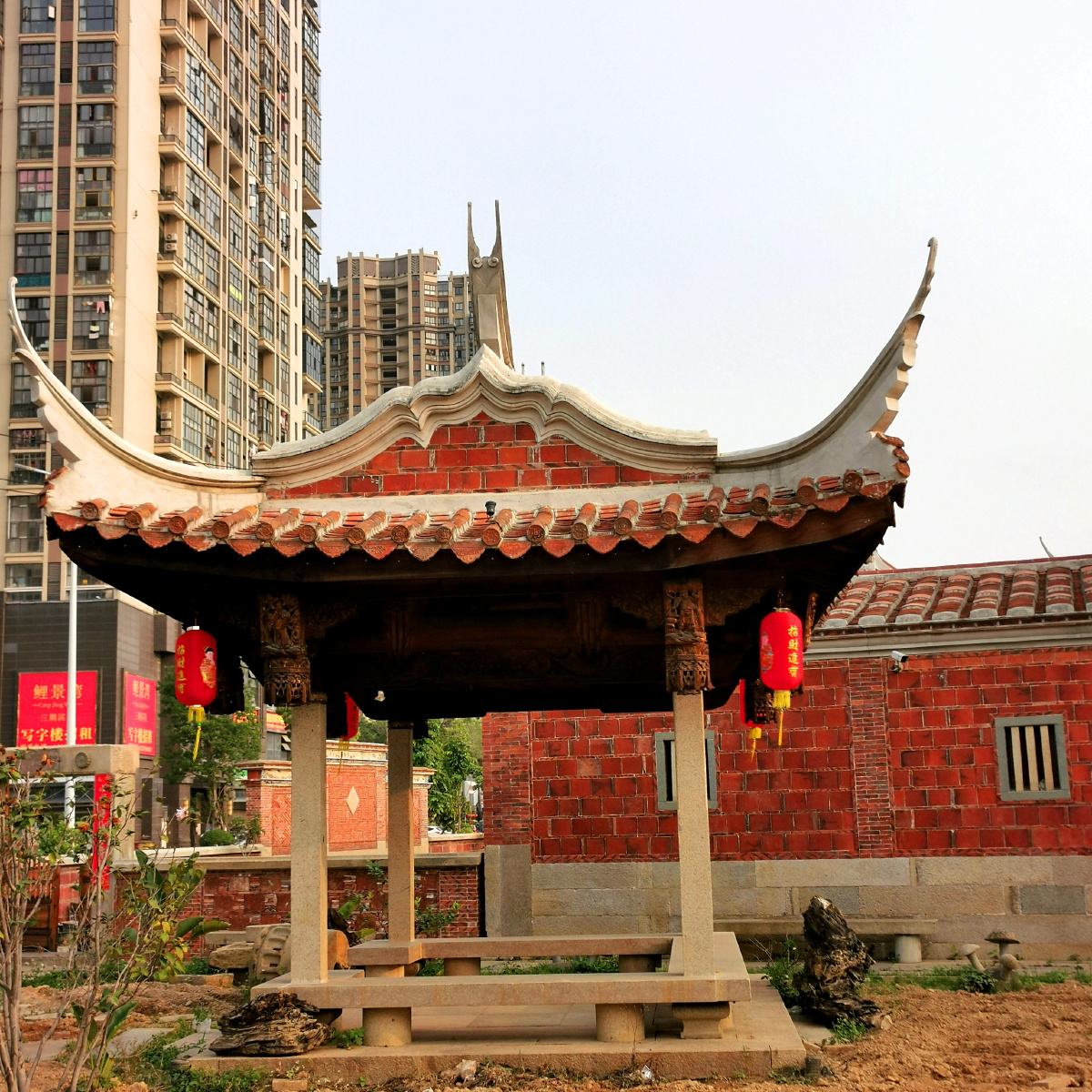 闽南红古大厝与现代楼房融为一体