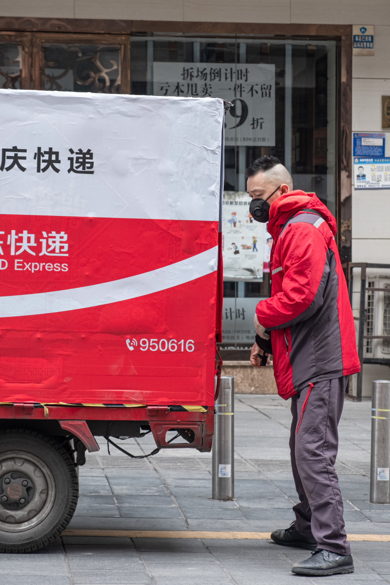 疫情之下的快递员