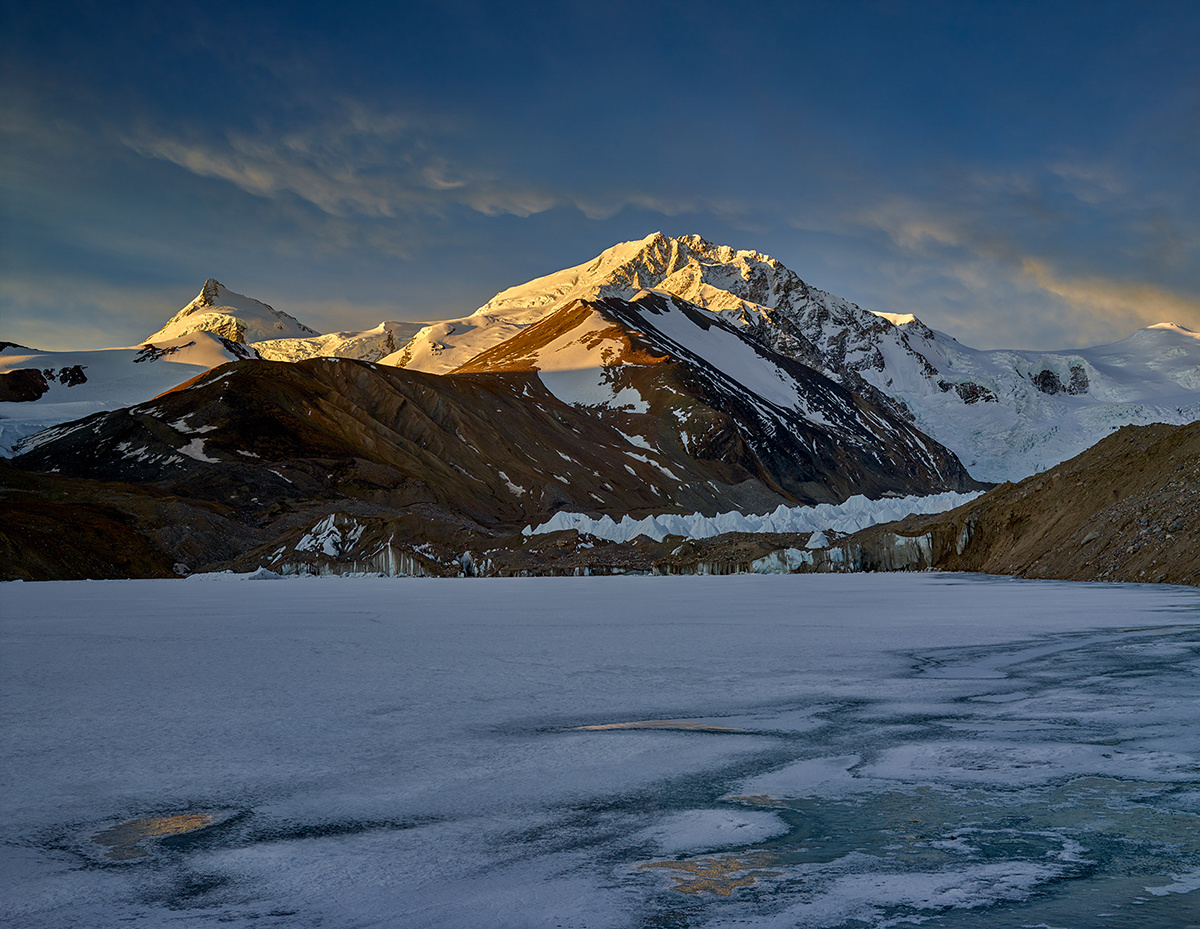 冰湖与世界第14高峰希夏邦马峰希夏邦马峰海拔8027米完全座落在中国