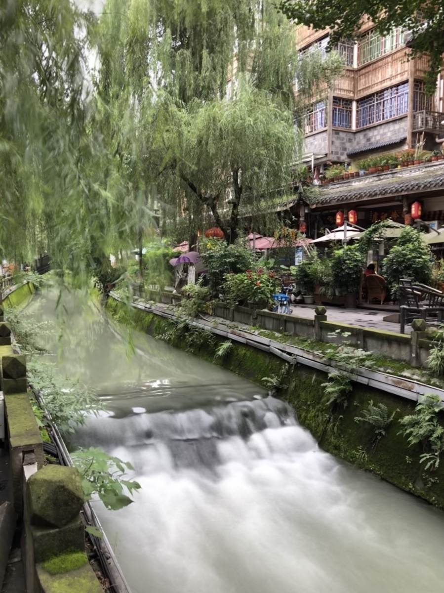 都江堰杨柳河畔