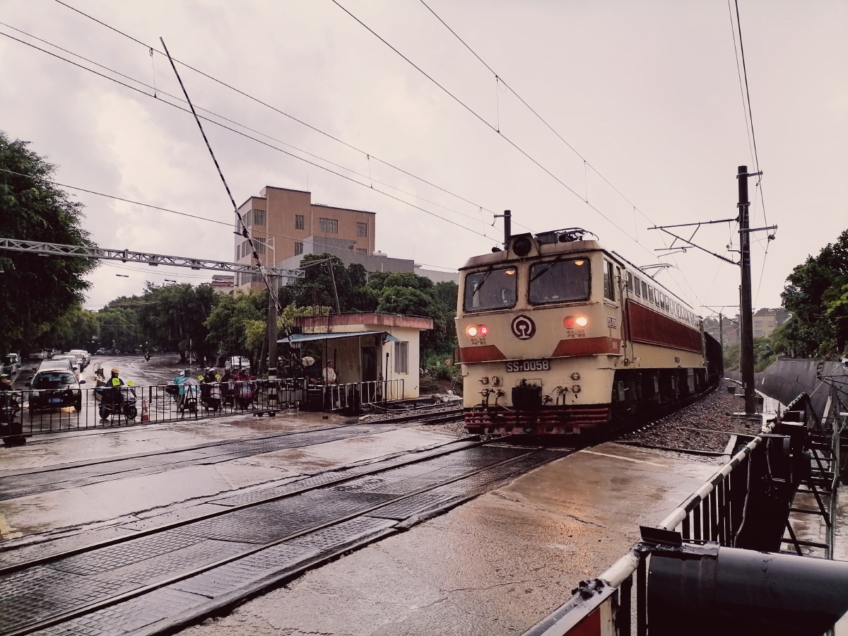 雷暴来临前夕的黎湛线k313 416公里道口