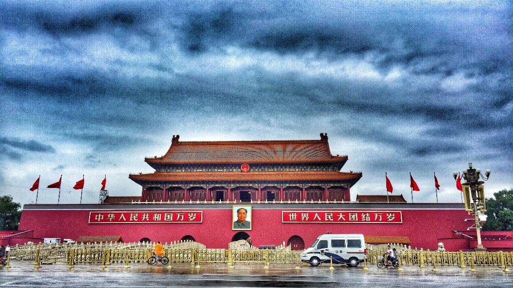 雷雨时的天安门