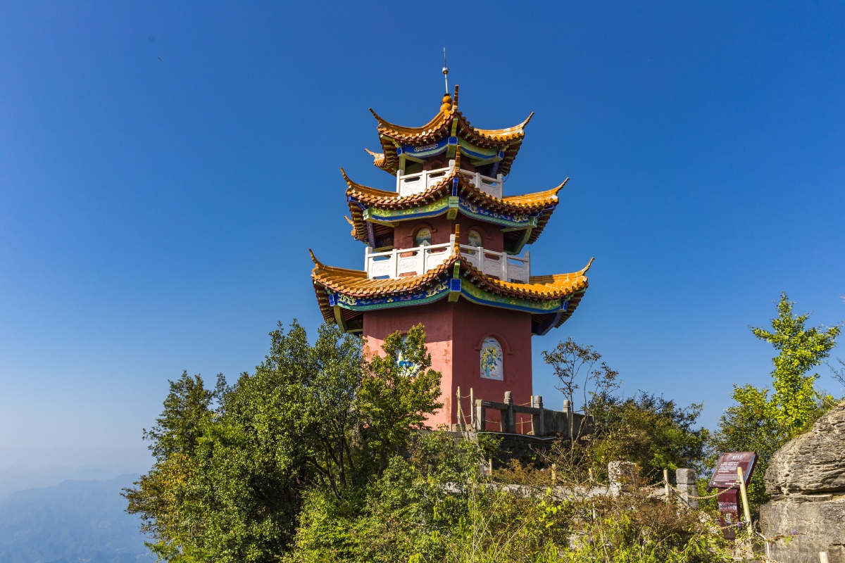 长阳天柱山又称为中武当道教圣地风景美是避暑的好地方