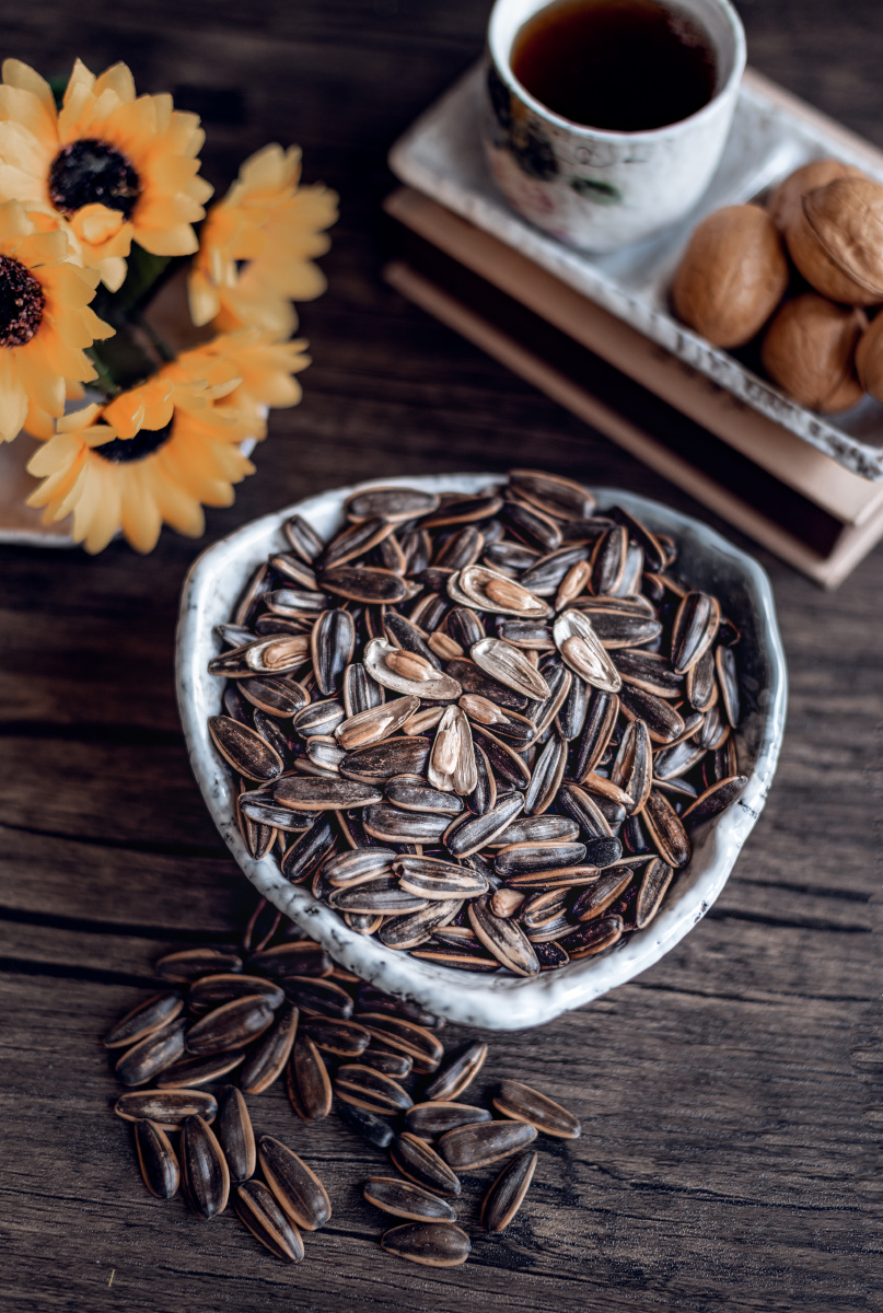 一杯飘溢着淡淡清香的茶一盘香喷喷瓜子几个好朋友围坐在茶桌旁闲谈着