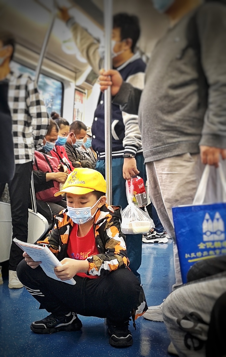 地铁读书的孩子
