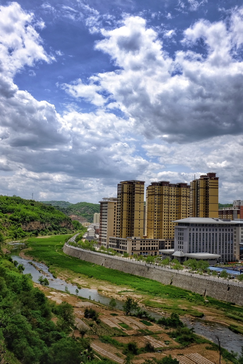 陕北小县城的云