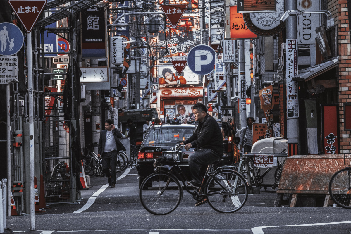 日本街头 清晨6点到早上8点,大阪新斋桥附近酒吧街酒吧打烊后遛街回家