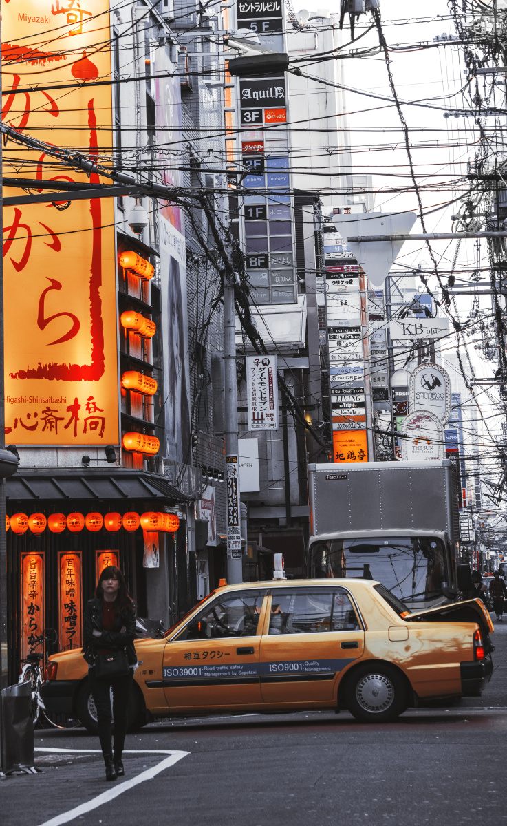 日本街头 清晨6点到早上8点,大阪新斋桥附近酒吧街酒吧打烊后遛街回家