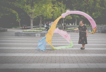 谁挂彩练当空舞
