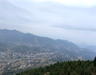 云淡、山青