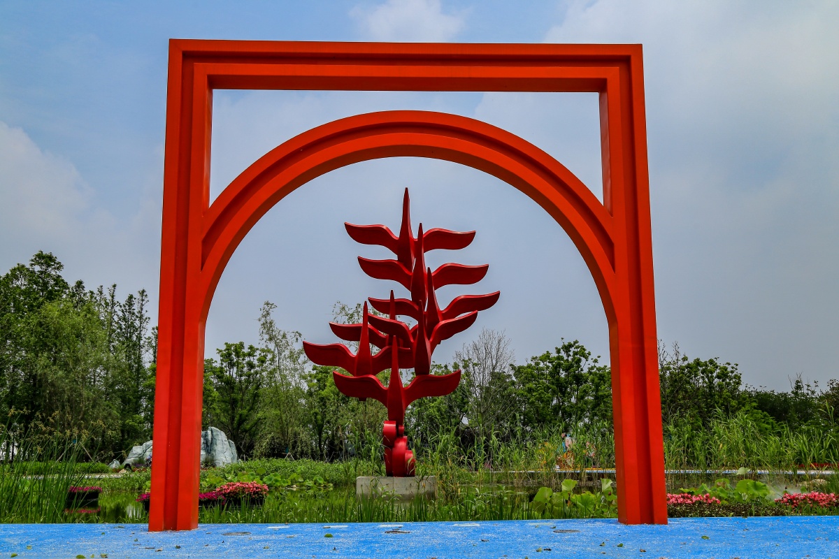 上海花博园里的红色雕塑